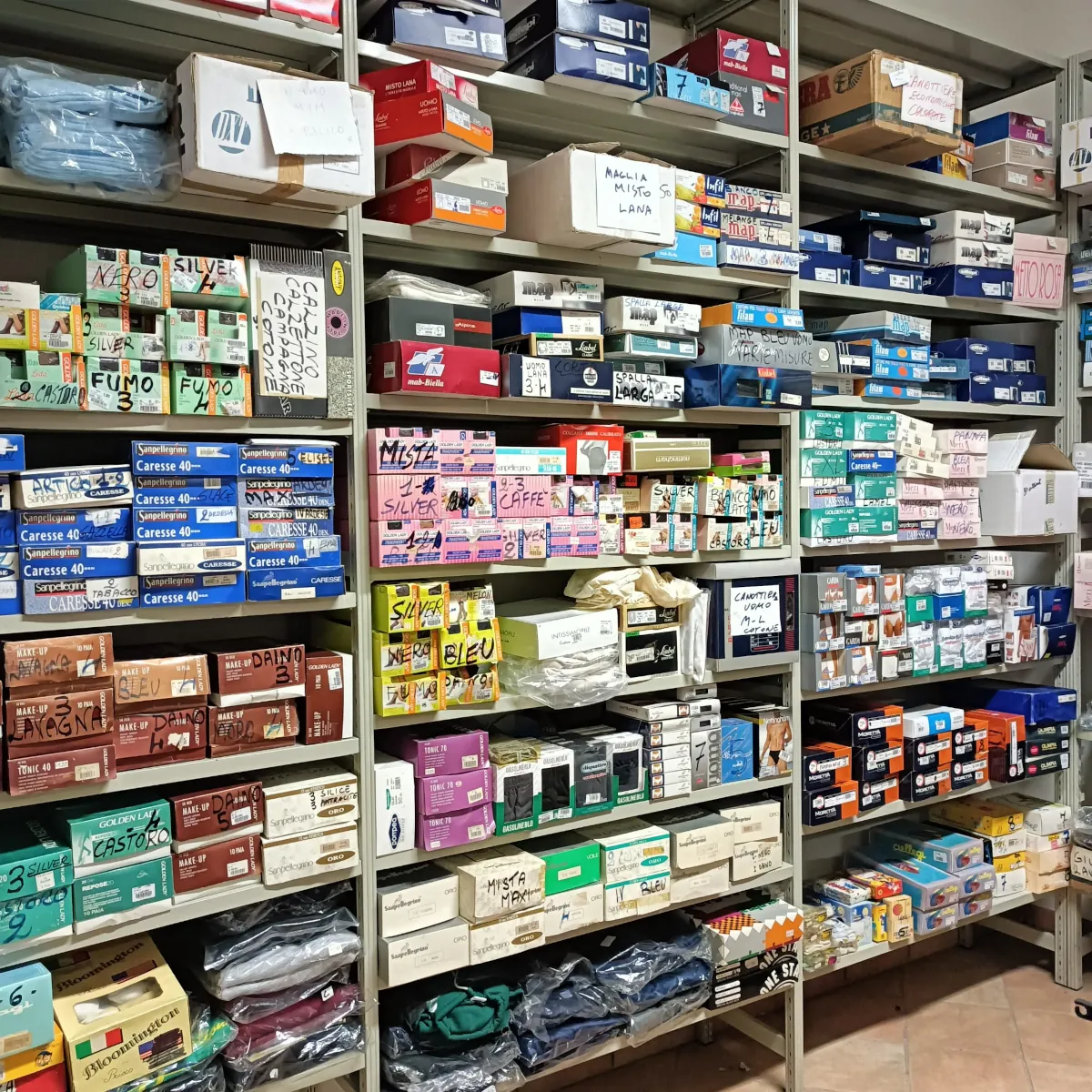 Scaffale con articoli di intimo organizzati, pronti per la valutazione dello stock